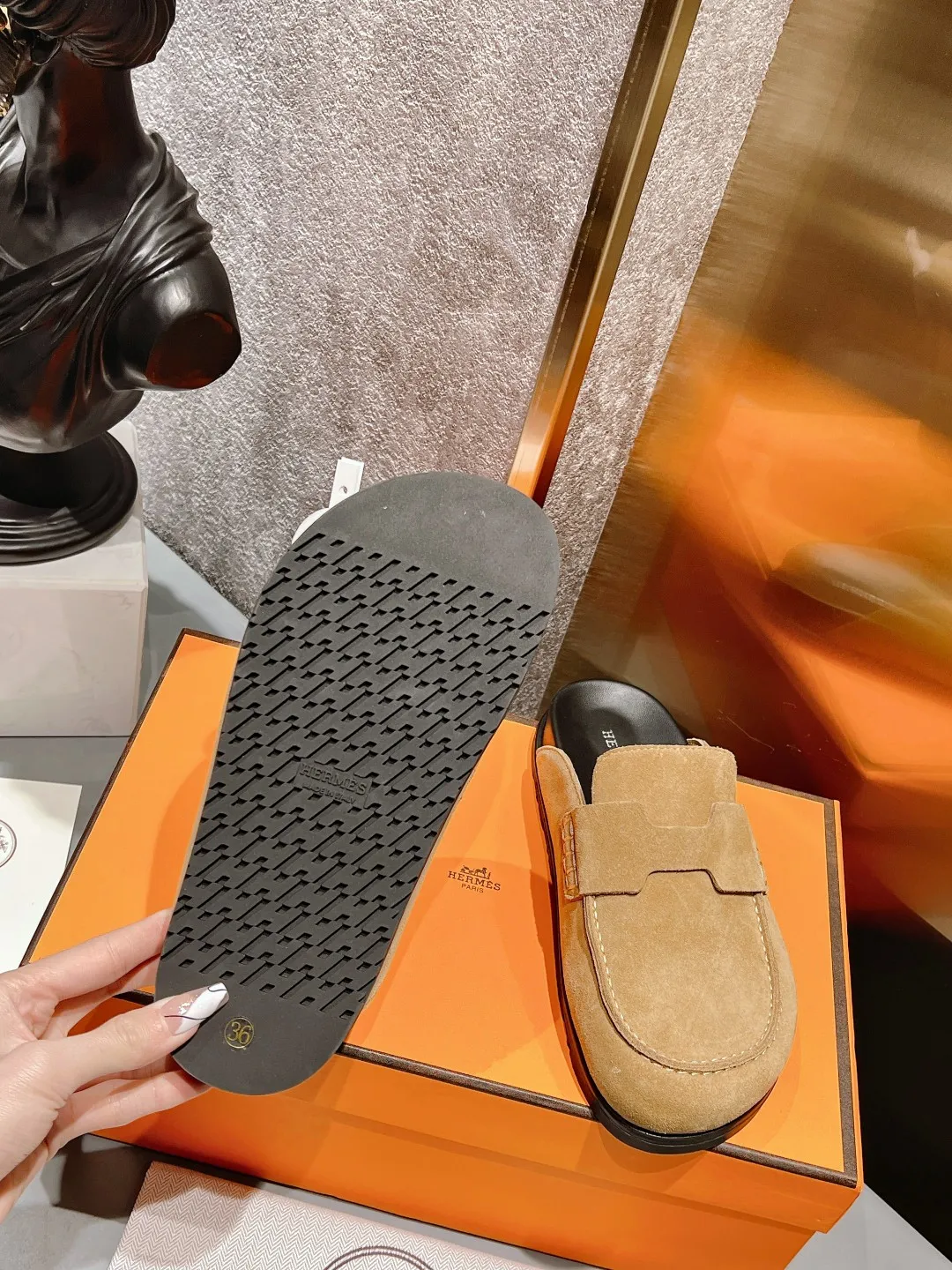 [H Family Hermès] P: 520💰 Size: Male 39-44 (45 customized) Female 35-40 (41 customized) HERMES Hermès' latest couple's cute Birkenstock slippers. Summer really needs versatile slippers. They look good no matter how you match them. They have a casual and high-end feel. The comfort is also great. They are paired with a variety of colorful socks. They are trendy. Hermès 2023 new half slippers are high quality. ●Upper: imported cow suede ●Inner lining: imported sheepskin ●Foot pads: imported mixed sheepskin ●Outsole: Tpu non-slip and wear-resistant outsole